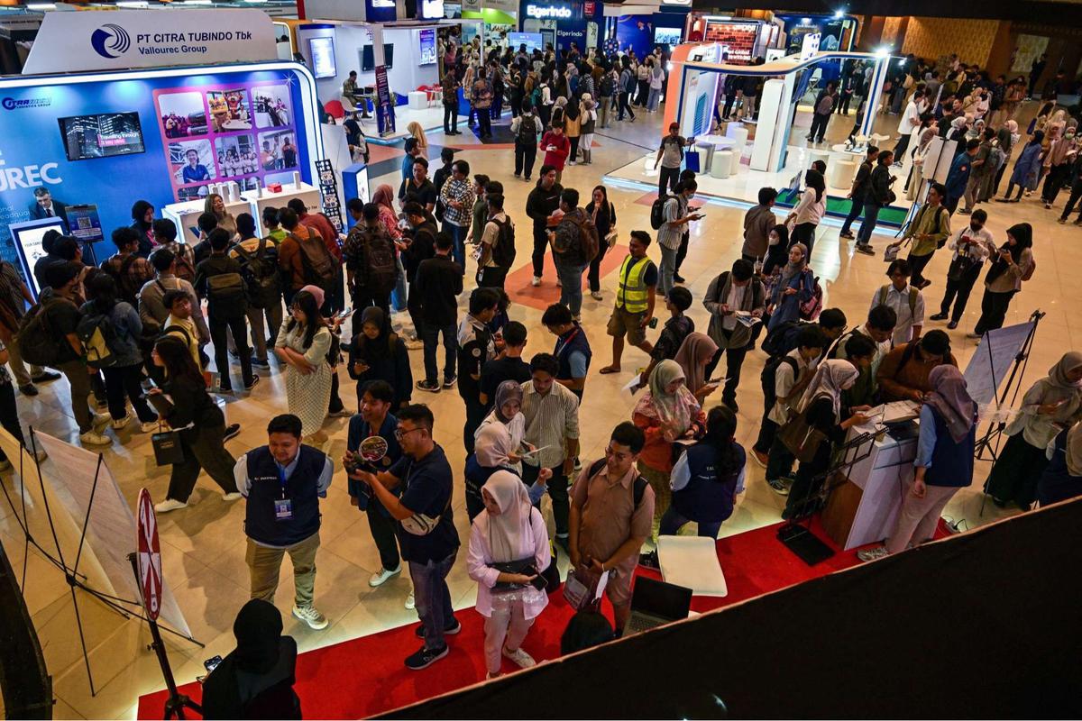 Ribuan Pencari Kerja Serbu Job Fair di Surabaya