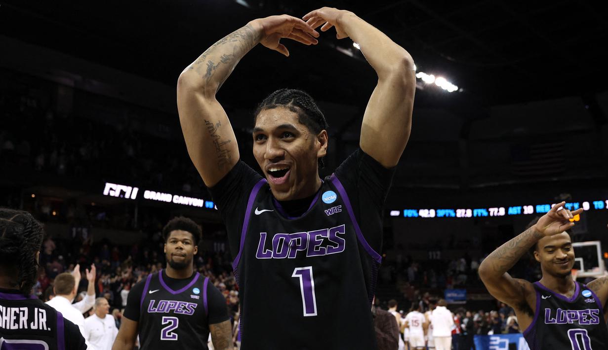 Pebasket Indonesia, Derrick Michael merayakan kemenangan timnya, Grand Canyon Antelopes setelah mengalahkan Saint Mary pada putaran pertama Divisi I NCAA yang berlangsung di Spokane Veterans Memorial Arena, Washington, Amerika, Minggu (23/03/2024) WIB. (AFP/Getty Images/Steph Chambers)