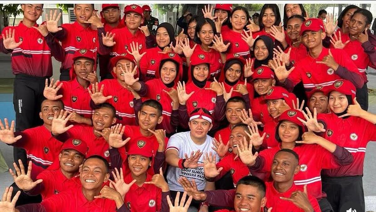 Serunya Mayor Teddy Duduk Bersama Paskibraka Nasional 2025 di Gladi Kotor HUT ke-80 RI