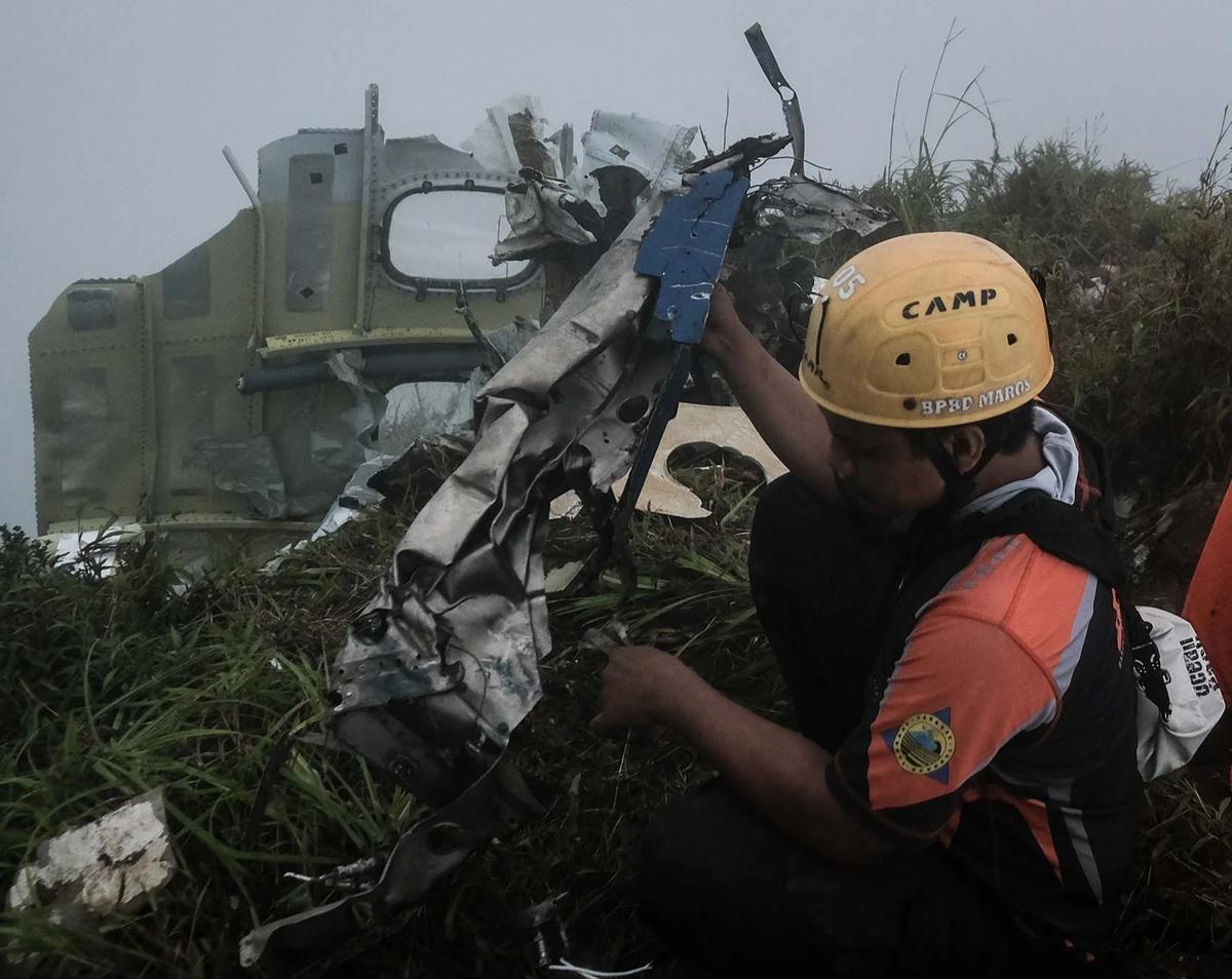 FOTO: Tim  SAR Gabungan Lanjutkan Evakuasi di Lokasi Jatuhnya  Pesawat ATR 400
