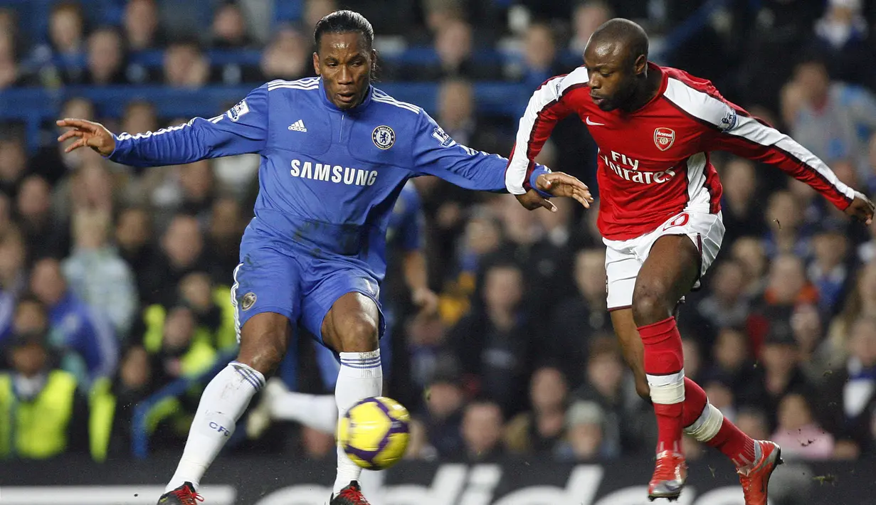 Pemain Arsenal, William Gallas (kanan) berusaha merebut bola pemain Chelsea, Didier Drogba pada laga lanjutan Liga Inggris 2009/2010 di Stamford Bridge, London, 7 Februari 2010. Arsenal mendapatkan Gallas secara gratis setelah dilepas The Blues pada 2007. (AFP/Glyn Kirk)