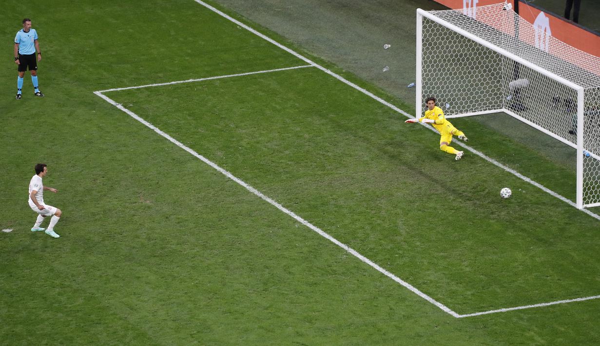 Mikel Oyarzabal menjadi pemain penentu babak adu pinalti ini setelah empat dari lima pinalti Swiss gagal bersarang ke gawang Spanyol. La Furia Roja sendiri hanya gagal di dua kali pinalti yang dieksekusi oleh Sergio Busquets dan Rodri. (Foto: AFP/Pool/Anton Vaganov)