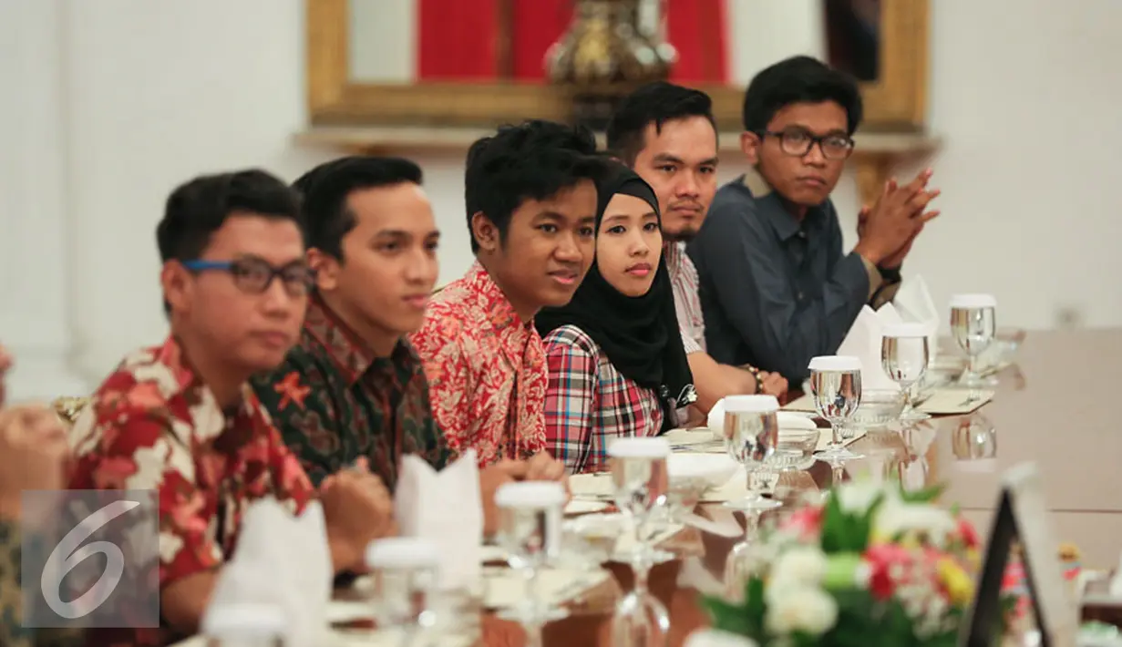 Para komika hadir dalam jamuan makan siang bersama Presiden Joko Widodo di Istana Negara, Jakarta, Kamis (17/12). Para komika datang ke Istana Negara, seperti Indro Warkop, Mongol Stress, Raditya Dika, dll. (Liputan6.com/Faizal Fanani)