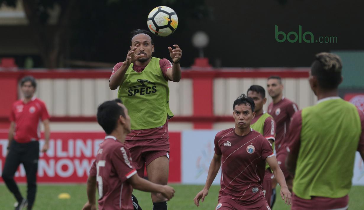 Rohit Chand berusaha merebut bola saat sesi latihan tim jelang laga Gojek Liga 1 bersama Bukalapak di Stadion PTIK, Jakarta, Senin (25/6/2018). Persija akan melawan Persebaya pada 26 Juni 2018. (Bola.com/Nick Hanoatubun)