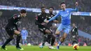 Pemain Manchester City Jack Grealish (kanan) menggiring bola saat melawan Fulham pada pertandingan sepak bola putaran keempat Piala FA di Etihad Stadium, Manchester, Inggris, 5 Februari 2022. Manchester City menang 4-1. (AP Photo/Jon Super)