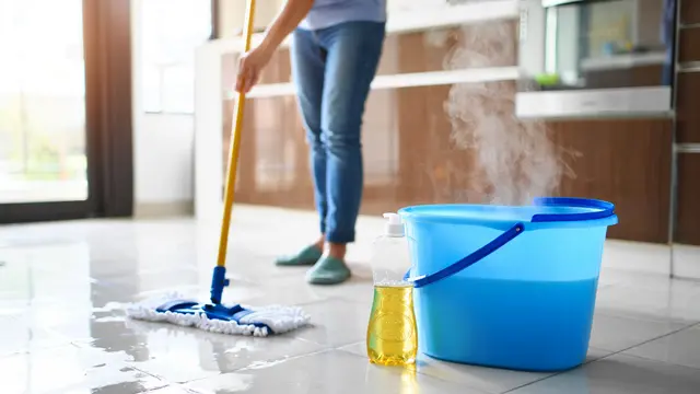 Cara Ampuh Membersihkan Minyak di Lantai Dapur (Foto: Reve Art AI)