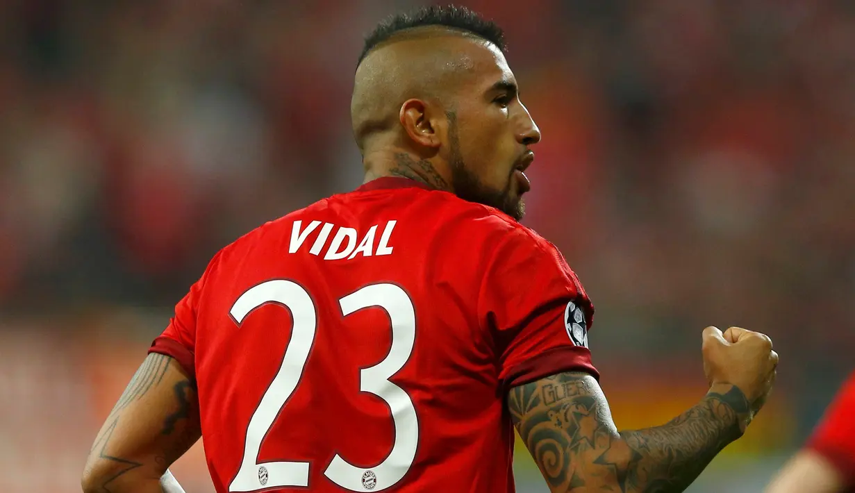 Gelandang Bayern Muenchen, Arturo Vidal melakukan selebrasi usai mencetak gol kegawang Benfica pada leg pertama liga champions di Allianz Arena, Munich, Jerman, (6/4). Muenchen menang tipis atas Benfica dengan skor 1-0. (REUTERS/Michael Dalder)