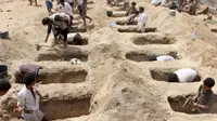 Pemakaman massal yang disiapkan untuk para korban serangan udara di Yaman (AFP)