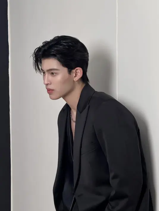 Pond juga menghadirkan kehidupan baru pada Versace Bright Crystal dan Versace Dylan Blue. [Foto: Versace.dok]