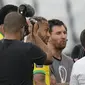 Penyerang Argentina, Lionel Messi, pemain Brasil Neymar dan pelatih Lionel Scaloni berbicara saat pertandingan dihentikan otoritas kesehatan selama pertandingan kualifikasi Piala Dunia FIFA Qatar 2022 di stadion Neo Quimica Arena di Sao Paulo, Brasil, Minggu (5/9/2021).  (AP Photo/Andre Penner)