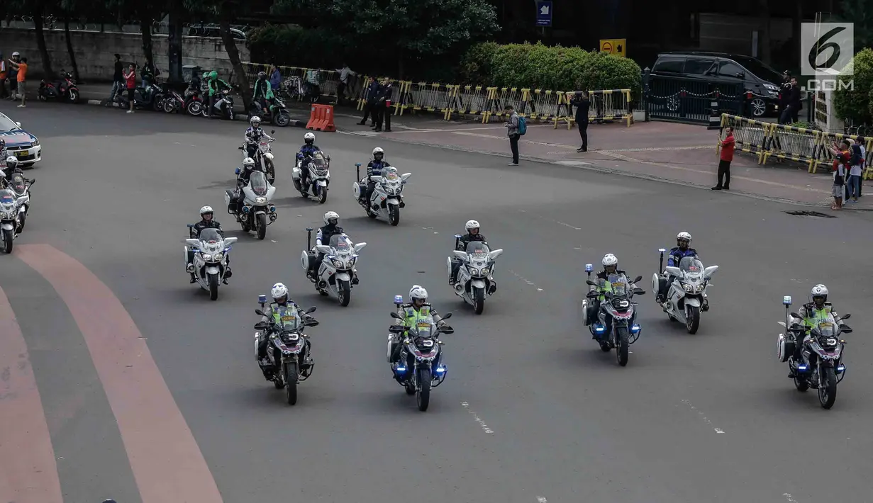 Sejumlah motor Patroli Pengawalan (Patwal) mengawal konvoi arak-arakan Piala Presiden 2018 yang baru saja diraih Persija Jakarta di kawasan Sudirman, Minggu (18/2). Persija Jakarta mengubur impian Bali United dengan skor, 3-0. (Liputan6.com/Faizal Fanani)