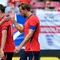 Penyerang Timnas Inggris Harry Kane, kanan, merayakan golnya melawan Selandia Baru bersama bek John Stones dan gelandang Jordan Henderson (14) selama babak pertama pertandingan persahabatan internasional, Sabtu, 6 Juni 2026, di Tampa, Florida. (AP Photo/Chris O'Meara)