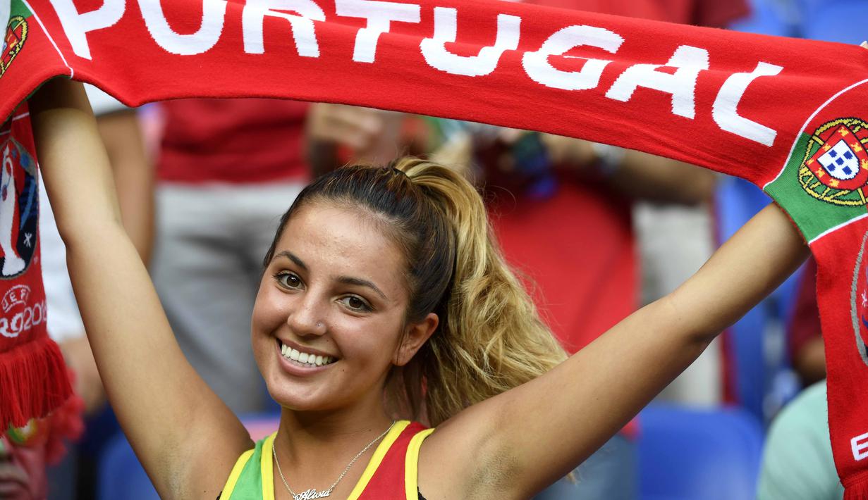 Seorang fans Portugal membentangkan syal saat mendukung timnya berlaga melawan Wales pada semi-final piala Eropa 2016 di Stadion Parc Olympique Lyonnais,  DÈcines-Charpies, Kamis (7/7/2016) dini hari WIB. (AFP/Philippe Desmazes)