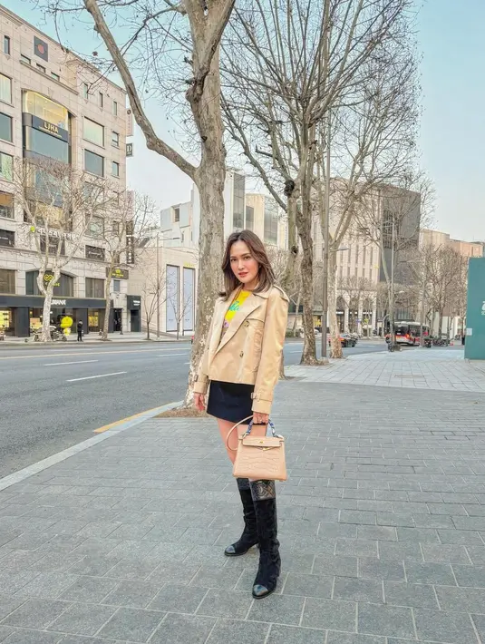 Shandy Aulia tutup penampilan dengan sepatu boots hitam berbahan suede dan leather [@shandyaulia]