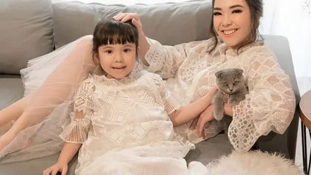 Jadi Single Mom Siaga, Ini 6 Potret Penyanyi saat Asuh Anak