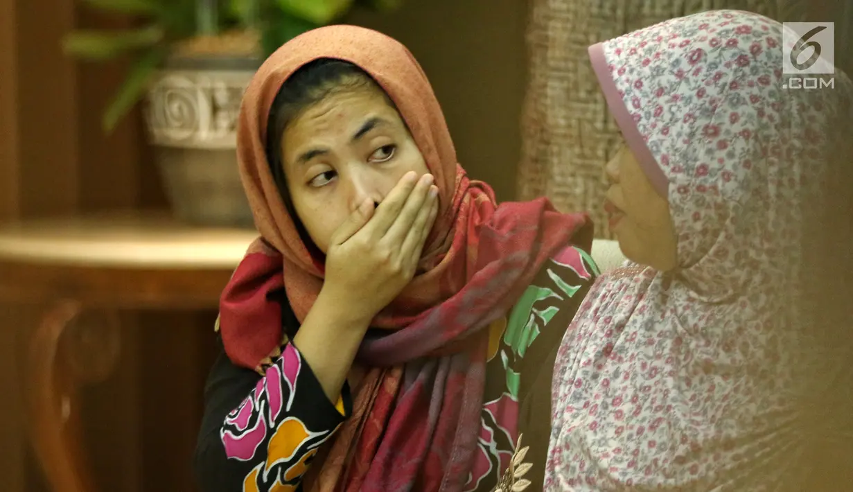 Siti Aisyah bersama dengan orang tua di Kemenlu, Jakarta, Senin (11/3). Siti Aisyah diserahkan kepada keluarga setelah Jaksa Agung Malaysia mencabut dakwaan dugaan pembunuhan Kim Jong-Nam. (Liputan6.com/Johan Tallo)