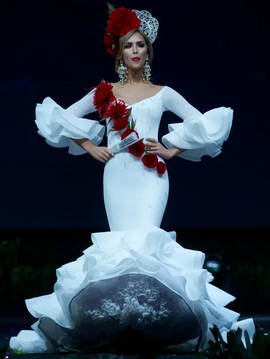 Miss Spanyol, Angela Ponce menampilkan kostum nasionalnya selama National Costume Show Miss Universe 2018 di Chonburi, Thailand, Senin (10/12). Angela Ponce, transgender perdana perwakilan Spanyol untuk Miss Universe 2018. (AP/Gemunu Amarasinghe)