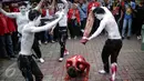 Aksi teaterikal diperagakan oleh sejumlah orang dari GMNI saat aksi di depan Kantor PT. Freeport Indonesia, Jakarta, Jumat (24/2). Mereka menganggap keberadaan Freeport hanya menjadikan Indonesia sapi perahan. (Liputan6.com/Faizal Fanani)