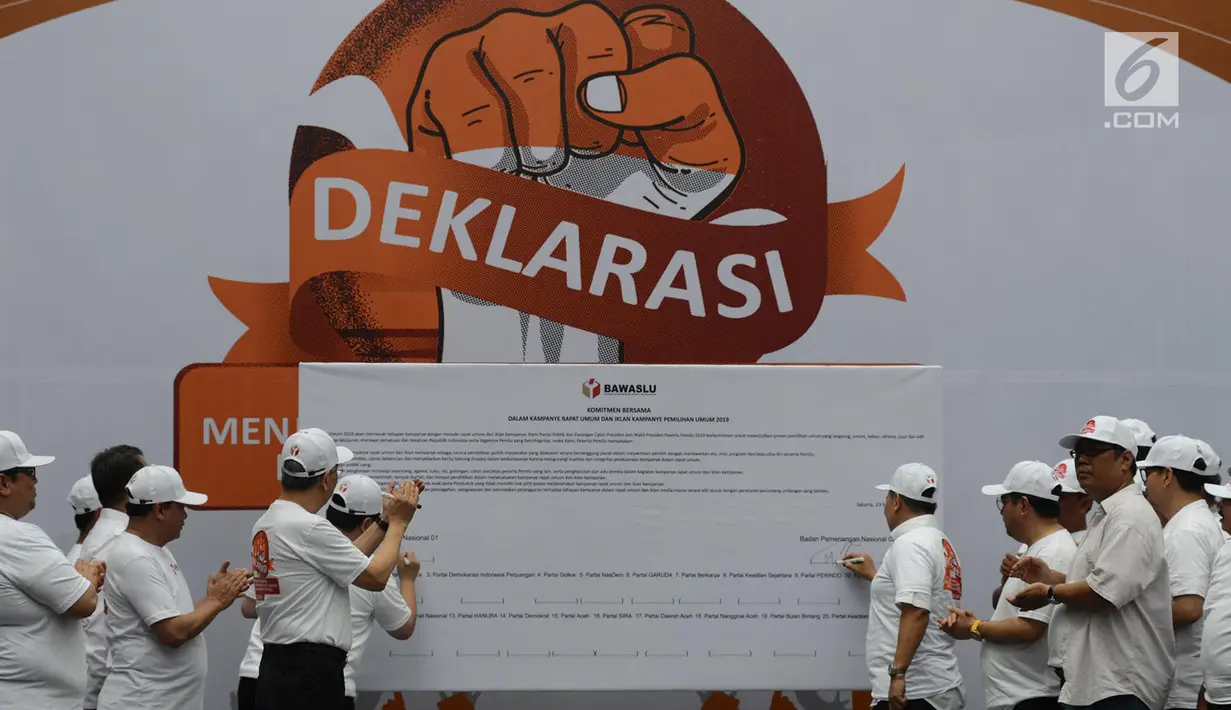 Ketua TKN Erick Thohir dan Wakil Ketua BPN, Mardani Ali Sera saat menandatangani  komitmen bersama menjelang kampanye rapat umum dan iklan kampanye pemilu 2019 di kantor Bawaslu RI, Jakarta, Sabtu (23/3). (merdeka.com/Imam Buhori)