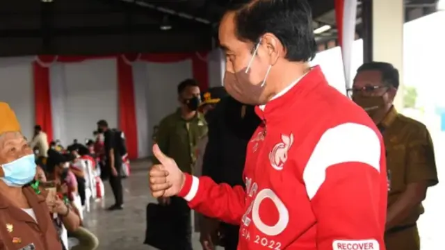Jokowi meninjau langsung pelaksanaan vaksinasi massal di Sulawesi Utara