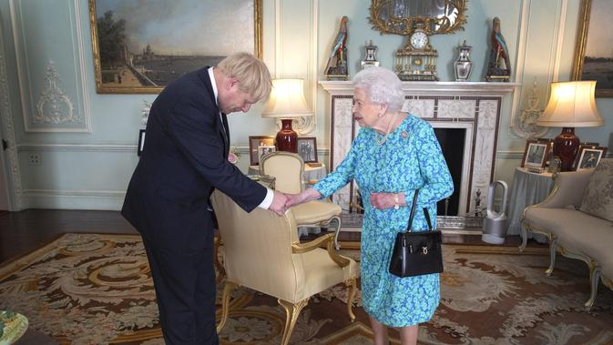 PM Inggris Boris Johnson dan Ratu Elizabeth II (WPA Pool Photos / Pool)