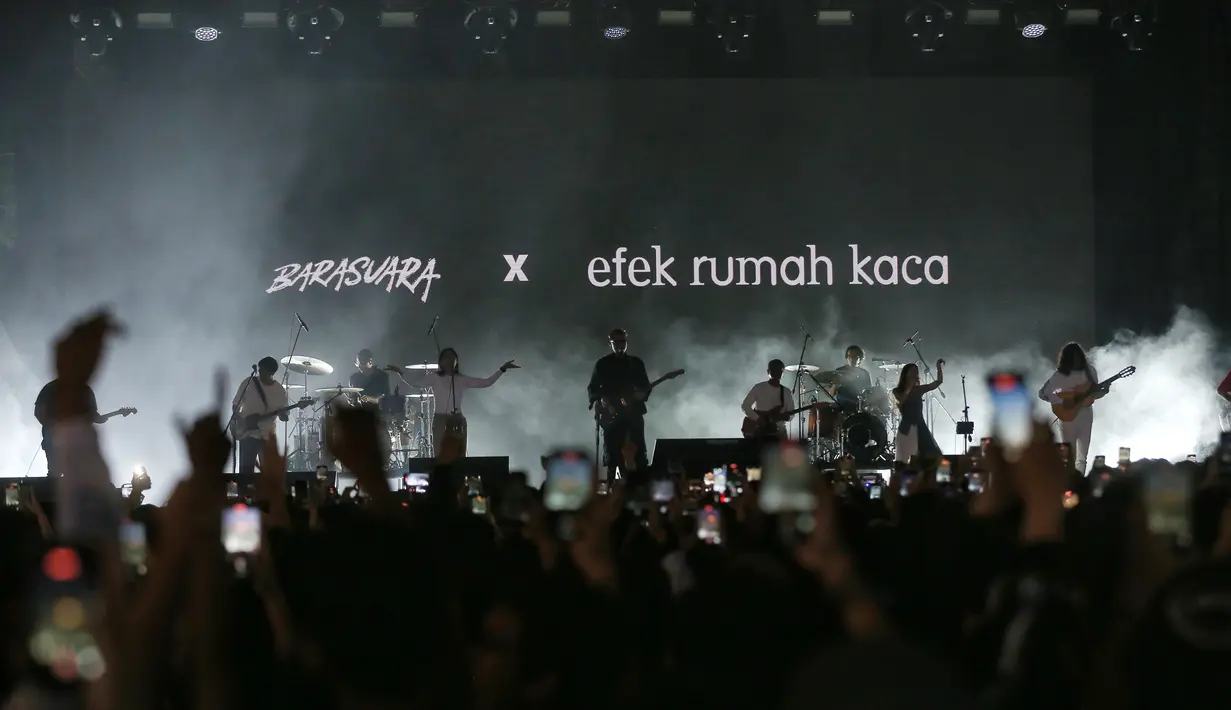 Barasuara x Efek Rumah Kaca di hari pertama The Sounds Project 2024, Jumat (9/8). [Foto: Adrian Putra/Fimela]