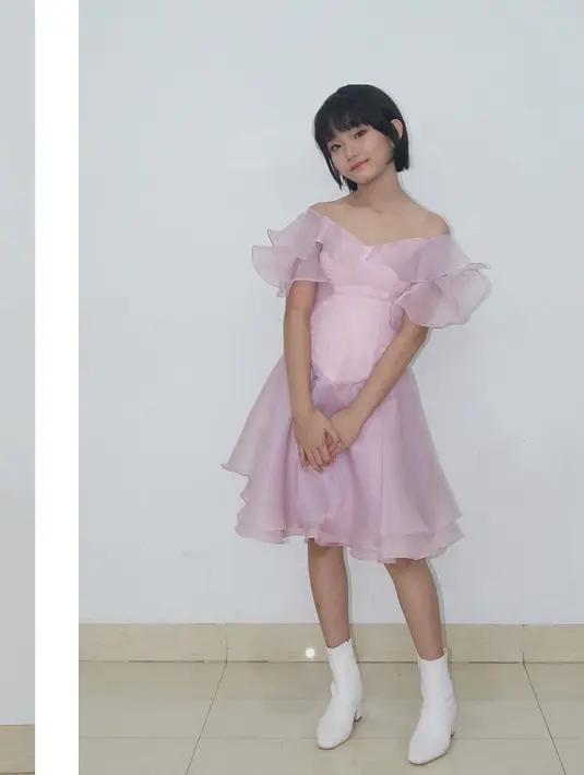 Sedangkan Bilqis tampak lebih playful dengan padukan dress pink dan boots kulit berwarna putih. [@ayutingting92]