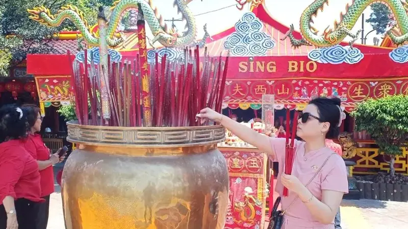 Pengunjung ketika ritual di Kelenteng TITD Kwan Sing Bio Tuban. (Istimewa)