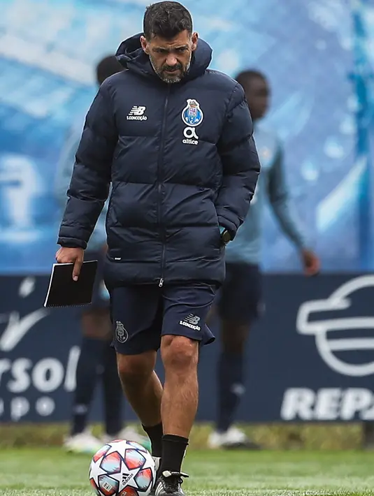 Pelatih Porto, Sergio Conceicao saat menghadiri sesi latihan di tempat latihan klub di Olival, di Vila Nova de Gaia (2/11/2020). Porto akan bertanding melawan Olympique de Marseille pada  Grup C Liga Champions di di Estadion Do Dragao, Portugal. (AFP/Carlos Costa)