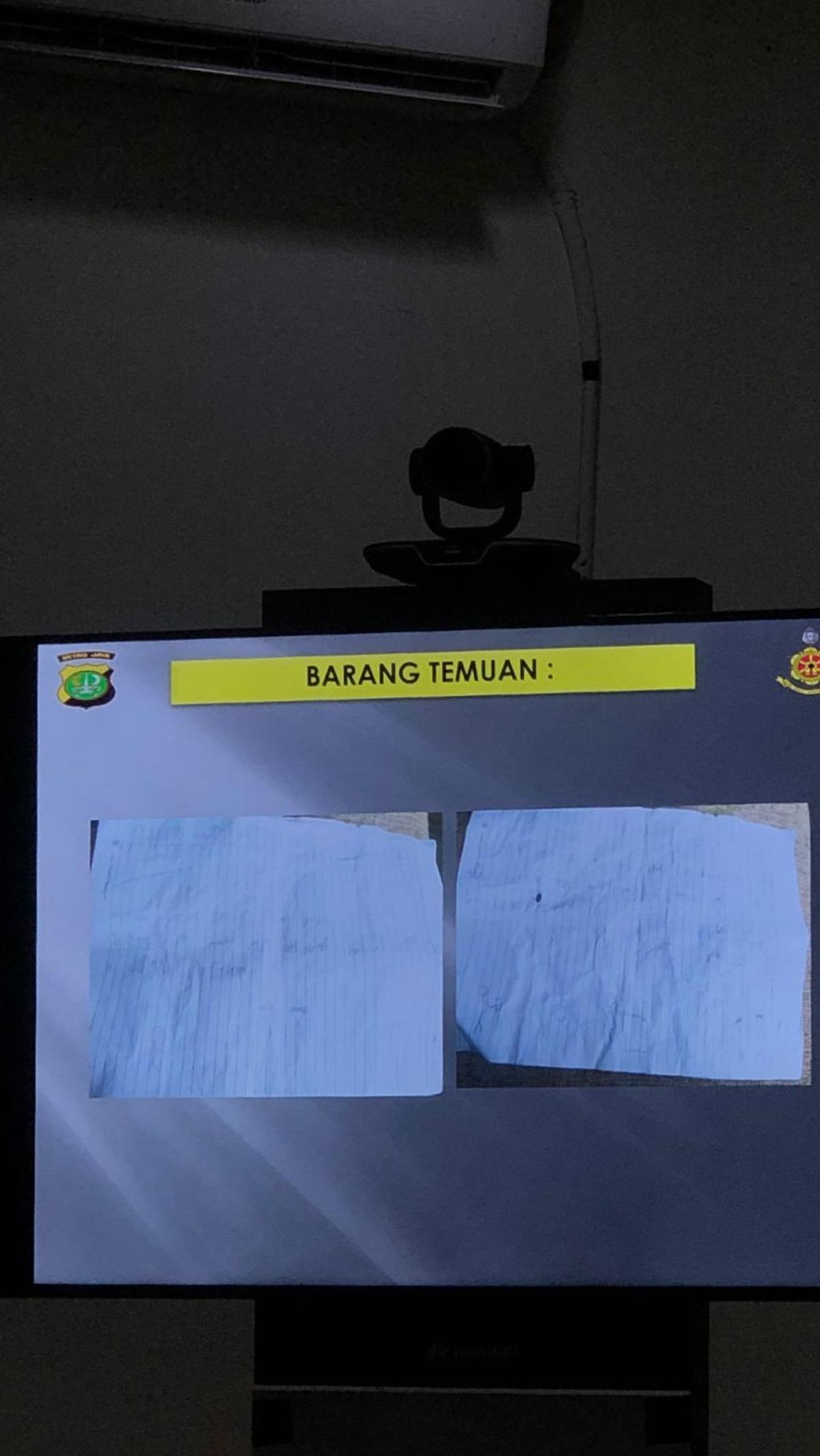 Tulisan di dua kertas ini diduga bukan catatan harian.<br>
