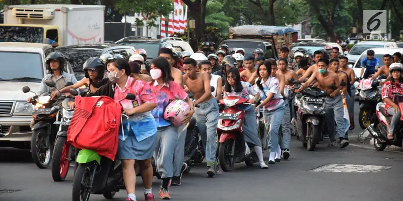 Konvoi Kelulusan, Ratusan Pelajar Semarang Dihukum Dorong Motor