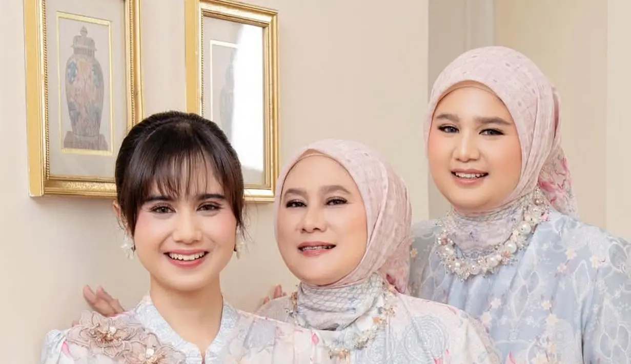 Tissa Biani mengunggah kebersamaan dengan sang ibunda. Keduanya pun tampak serasi dengan dress warna pastel. [@tissabiani]
