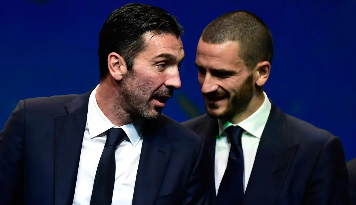 Kiper Juventus, Gianluigi Buffon berbincang disela malam penghargaan Asosiasi Sepak Bola Italia 'Gran Gala del Calcio' di Milan, Senin (27/11). Buffon menerima penghargaan pertama sebagai Pemain Terbaik Liga Italia musim 2016/2017. (MIGUEL MEDINA/AFP)