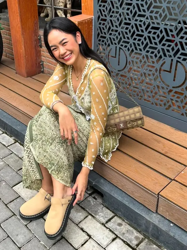 Inspirasi kebaya simpel dari para artis yang bisa dijadikan referensi untuk merayakan Lebaran (Instagram/@raniaayamin)