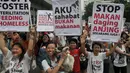 Komunitas pecinta anjing menggelar aksi di Bundaran HI, Jakarta, Minggu (13/12/2015). Dalam aksinya, mereka meminta semua pihak untuk tidak menelantarkan anjing dan menghentikan tradisi makan daging anjing. (Liputan6.com/Johan Tallo)