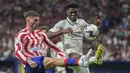 Namun, tak bertahan lama, posisi teratas Liga Spanyol kembali berhasil diduduki oleh Real Madrid usai menang di laga yang bertajuk Derbi Ibu Kota Spanyol, Senin (19/09/2022) dini hari WIB. (AP/Manu Fernandez)
