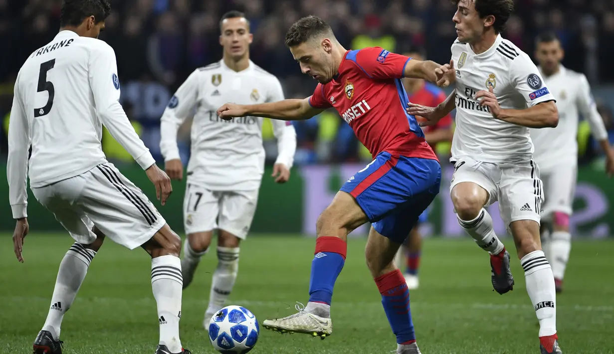 Gelandang CSKA Moskow, Nikola Vlasic, berusaha melewati bek Real Madrid, Raphael Varane, pada laga Liga Champions di Stadion Luzhniki, Moskow, Selasa (2/10/2018). CSKA menang 1-0 atas Madrid. (AFP/Alexander Nemenov)