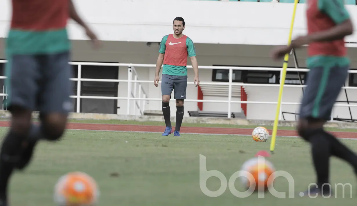Pemain naturalisasi Timnas Indonesia U-22, Ezra Walian, mengikuti sesi latihan jelang laga kontra Myanmar. Ayahnya bernama Glenn Walian berasal dari Manado, Indonesia sedangkan ibunya Linda Bos merupakan warga asli Belanda. (Bola.com/M iqbal Ichsan)