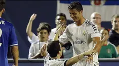 Dalam video ini terlihat Ronaldo bersama timnya sedang melakukan latihan.Pemain berusia 30 tahun ini kemudian memberikan operan kepada Odegaard.Namun ternyata bola tersebut diambil kembali oleh Ronaldo sambil memperlihatkan kemampuannya menggocek bol...
