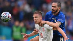 Dani Olmo. Gelandang serang RB Leipzig berusia 23 tahun ini dikenal memiliki kecakapan dalam beroperasi di sektor sayap. Pada Euro 2020 lalu, ia menyumbang 3 assist lewat aksinya. (Foto: AFP/Pool/Laurence Griffiths)