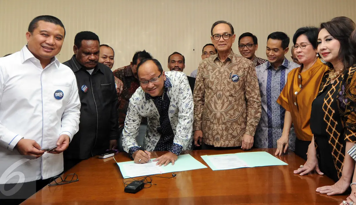 Wakil Ketua Umum Kamar Dagang dan Industri Indonesia (Kadin) Bidang Perbankan dan Finansial, Rosan P Roeslani mengisi berkas pendaftaran di Menara Kadin, Jakarta, (16/11/2015). (Liputan6.com/Helmi Afandi) 