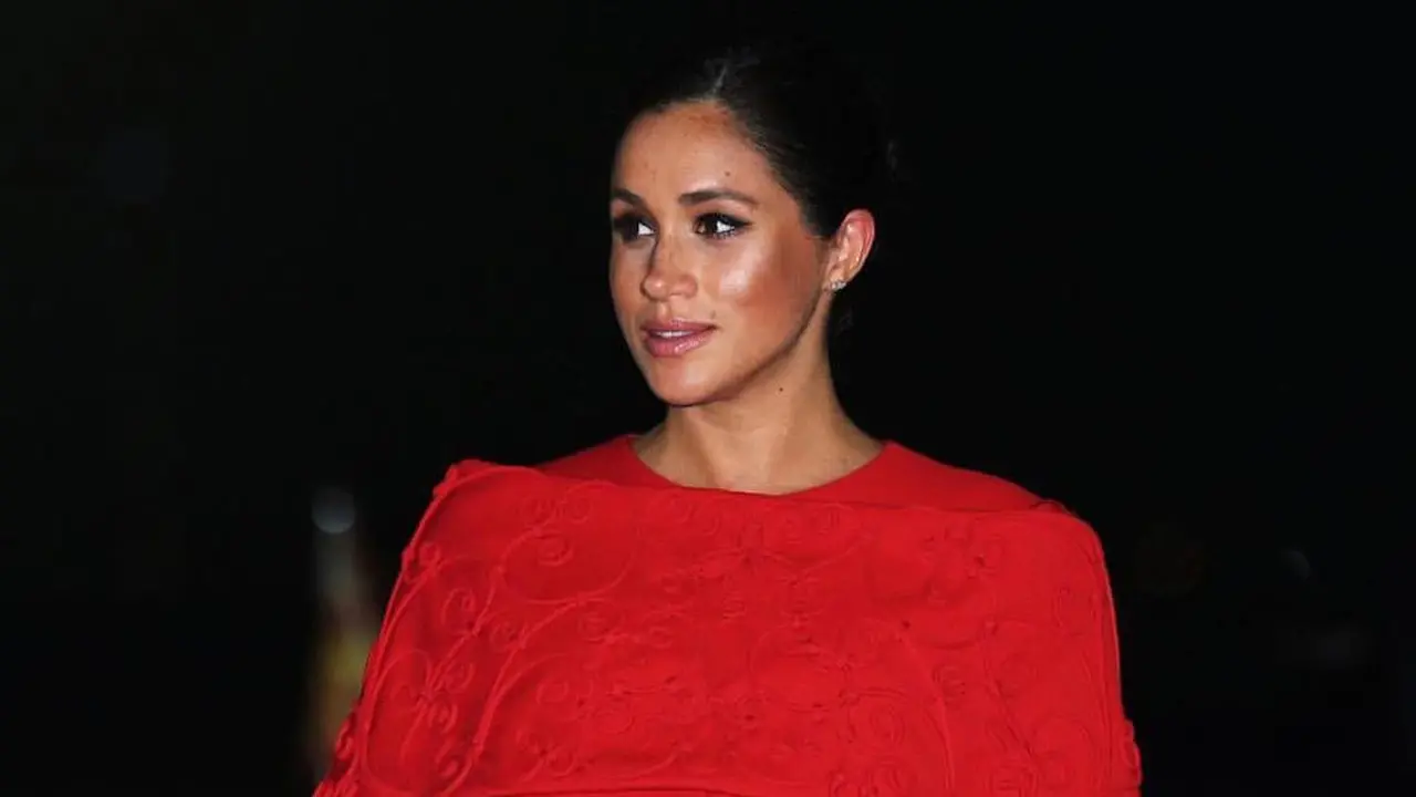 Meghan Markle Tampil Stunning dengan Cape Dress Merah