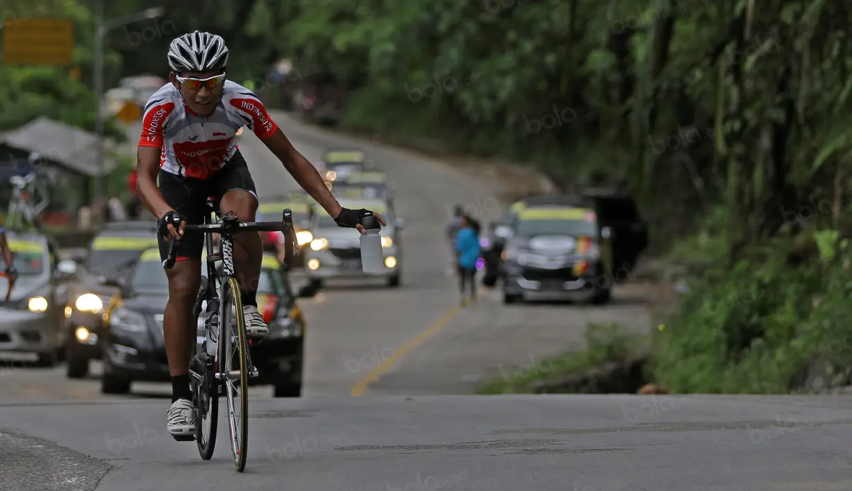 Pebalap dari Tim Indonesia melintasi jalur tanjakan etape ke-6 Tour de Singkarak 2016 menuju  Sawah Lunto, Sumatera Barat, Kamis (11/8/2016). (Bola.com/Nicklas Hanoatubun)