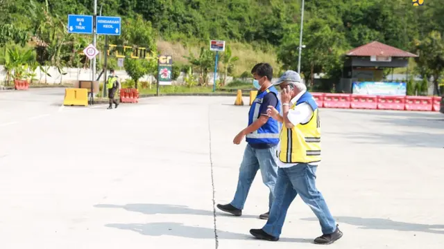 Menteri Pekerjaan Umum dan Perumahan Rakyat (PUPR) Basuki Hadimuljono meninjau persiapan mudik lebaran 2022 di rest area 360 tol pejagan pemalang