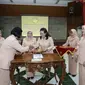 Isteri Wali Kota Semarang Tia Hendi memotong tumpeng dalam sertijab ketua Dharma Wanita Persatuan Kota Semarang. (foto: Liputan6.com / felek wahyu)