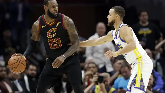 LeBron James berduel dengan Stephen Curry