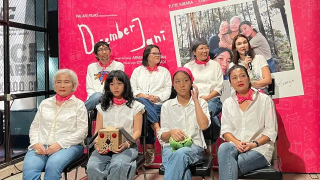 Luna Maya memegang mic dan jajaran produser, sutradara, serta cast dalam konferensi pers trailer film "Desember Jani" di kawasan Jakarta pada (14/9/2026)/ (Liputan6.com/Afradhiya N. R)