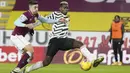 Paul Pogba menggunakan jersey tandang bermotif hitam-putih dalam laga lanjutan Liga Inggris melawan Burnley. (Foto: Jon Super/Pool/AP)