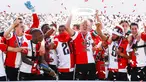 Kapten Feyenoord, Dirk Kuyt, mengangkat trofi usai memastikan diri sebagai jawara Eredivisie Liga Belanda 2016-2017 di laga melawan Heracles Almelo di Stadion De Kuip, Rotterdam, Minggu (14/5/2017).  Feyenoord menang 3-1. (EPA/Robin Van Lonkhuijsen)