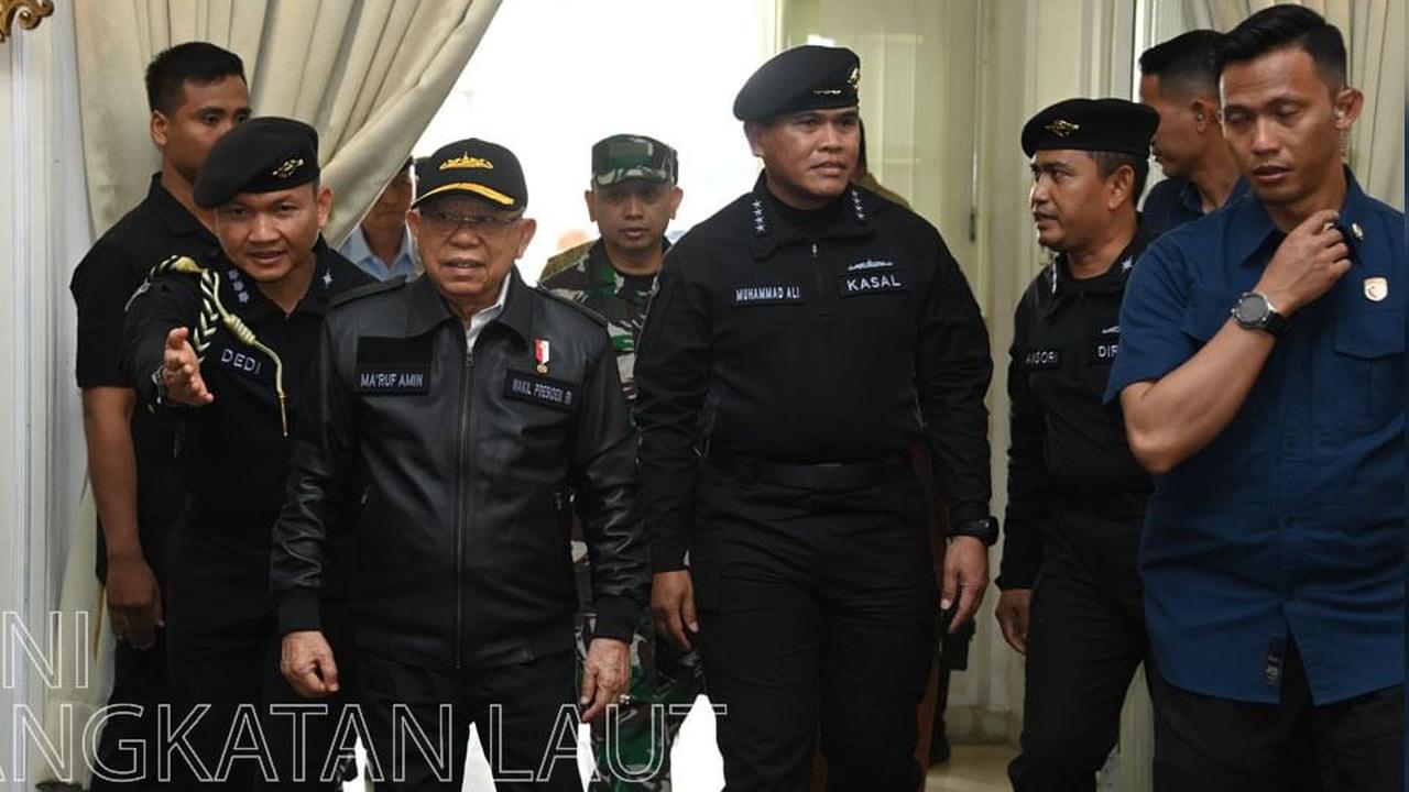 Potret Wapres Ma'ruf Amin Terima Brevet Hiu Kencana TNI AL, Penampilannya Bikin Pangling